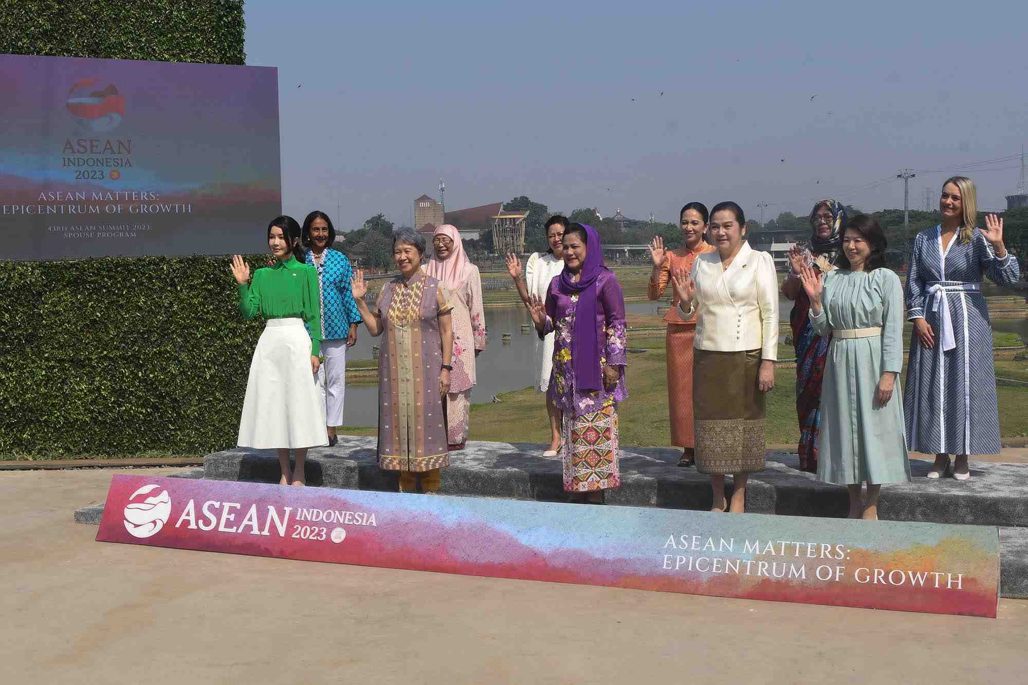 Mengenalkan Indonesia dalam Spouse Program 