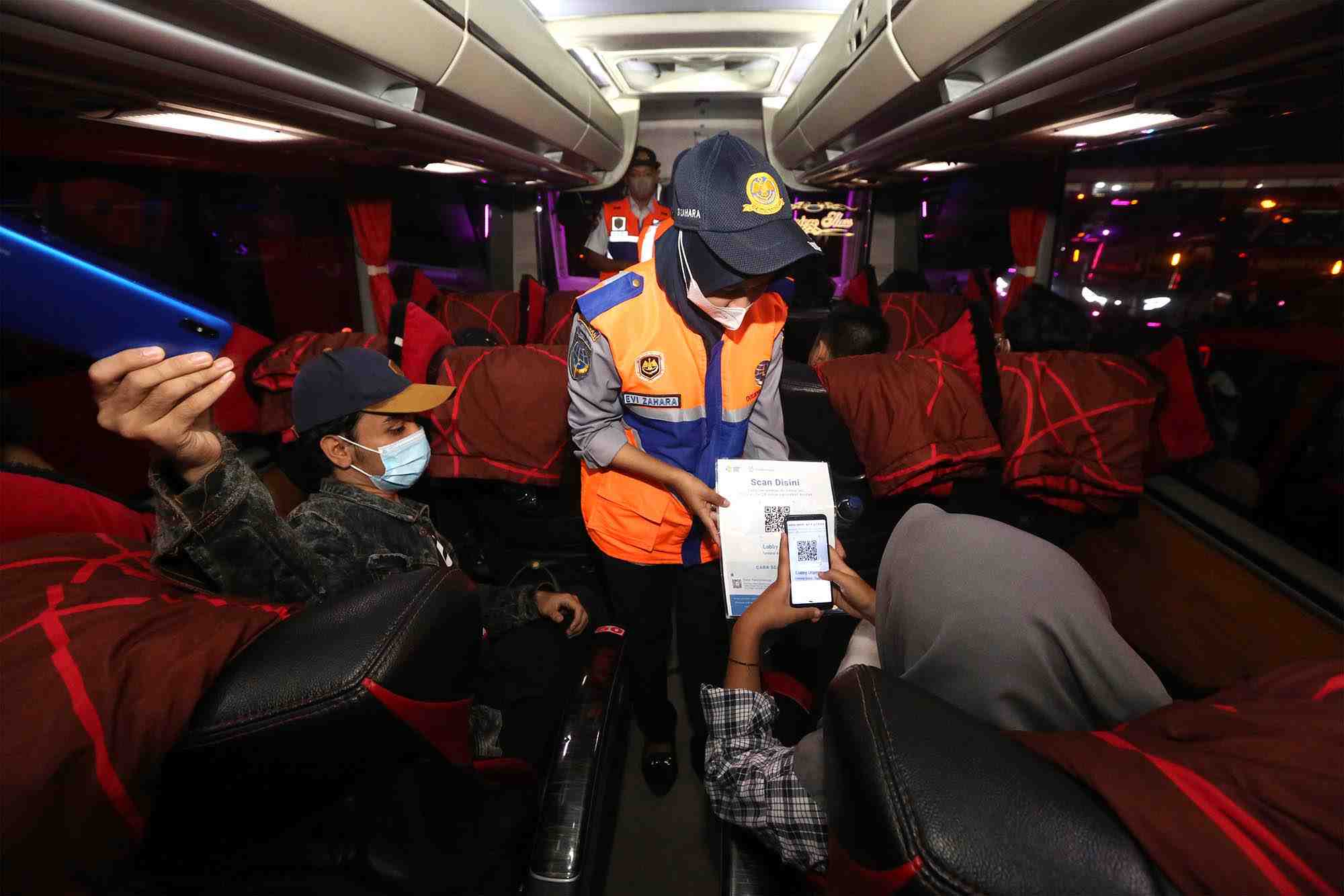 Aplikasi PeduliLindungi Jadi Syarat
