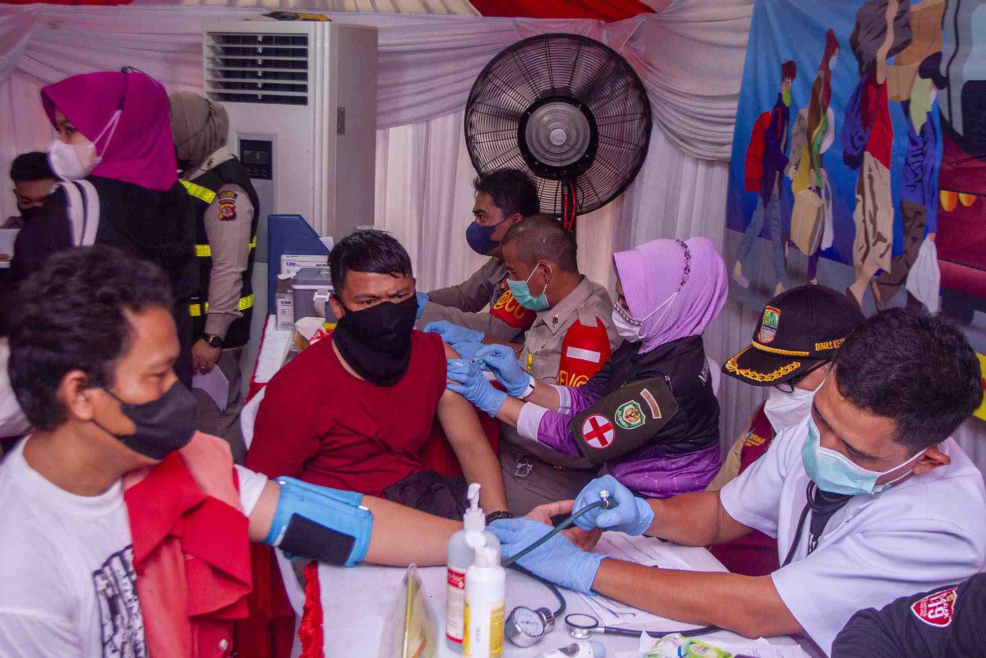 Gerai Vaksin di Tempat Istirahat