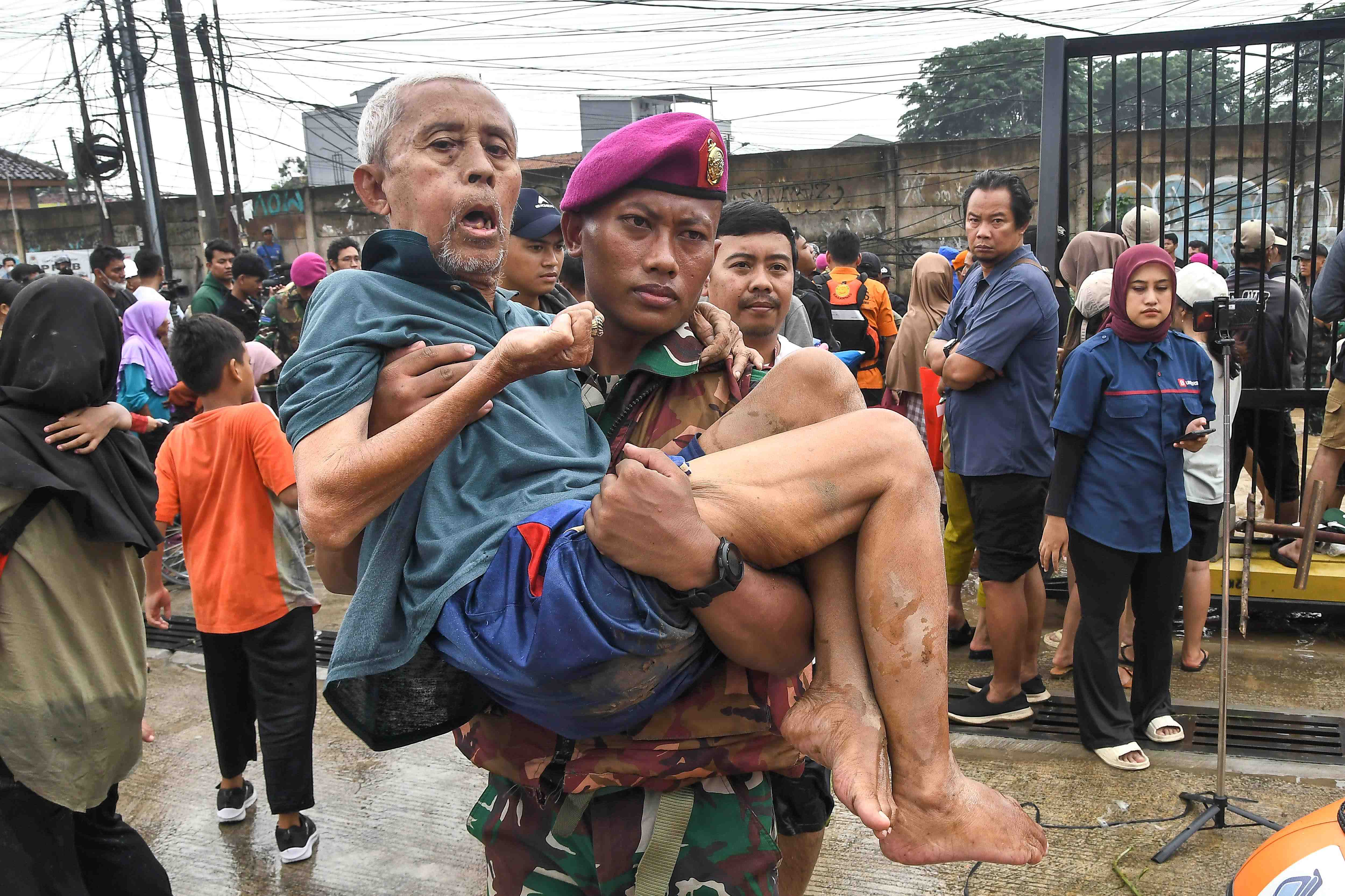 Pemerintah Berdaya Membantu Korban Banjir Jabodetabek