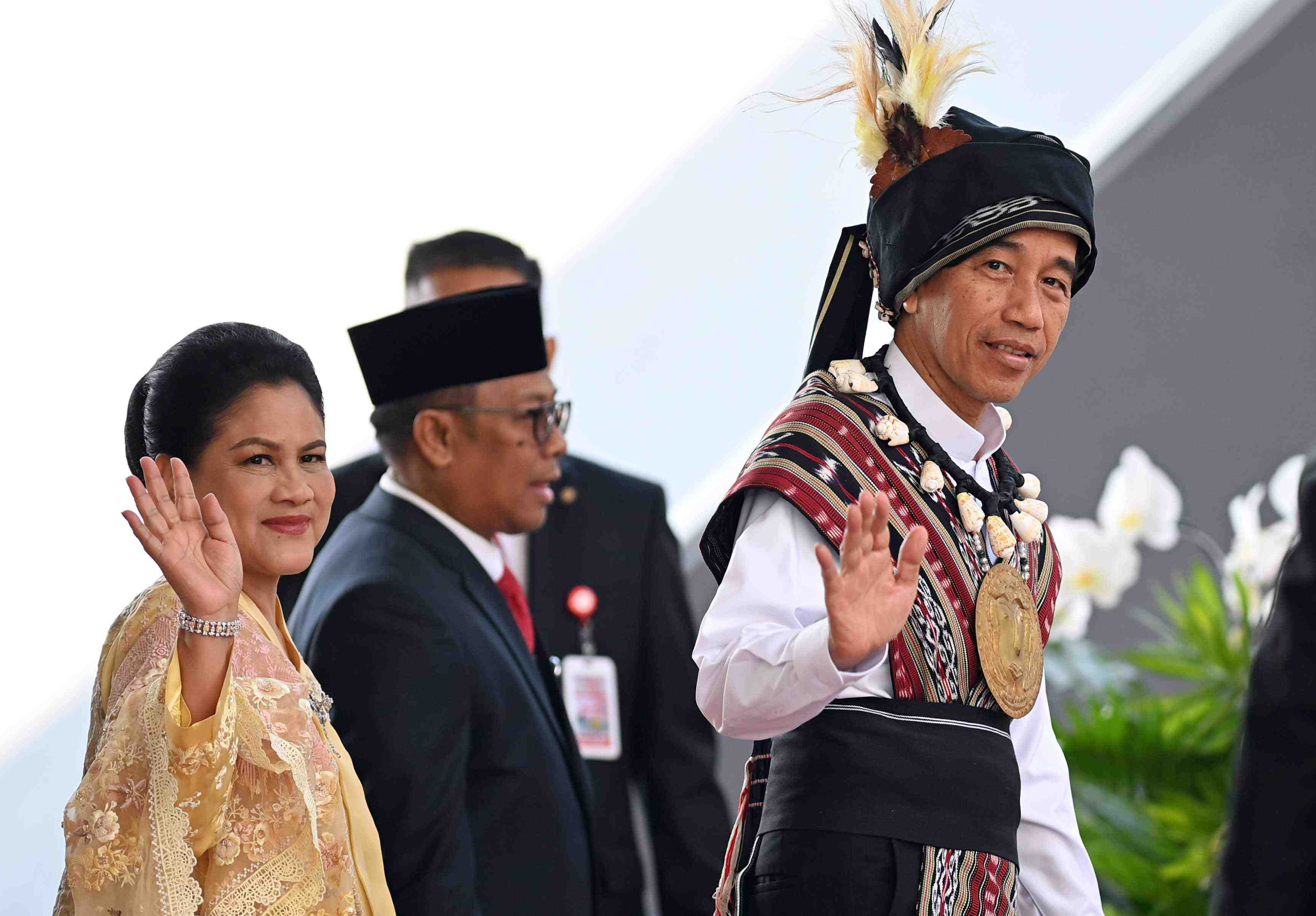 Presiden Kenalkan Pakaian Adat Tanimbar