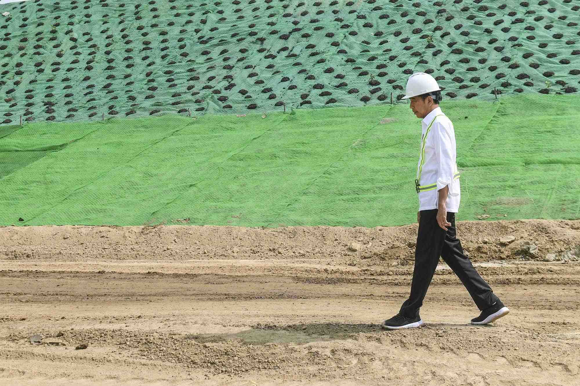 Presiden Jokowi Tinjau Jalan Tol IKN